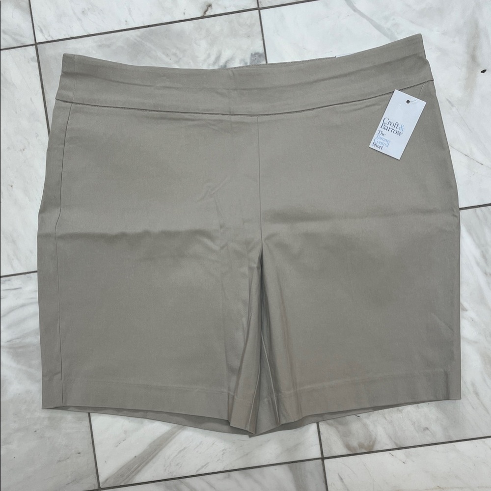 Croft & Barrow Women's light Beige Shorts size 18